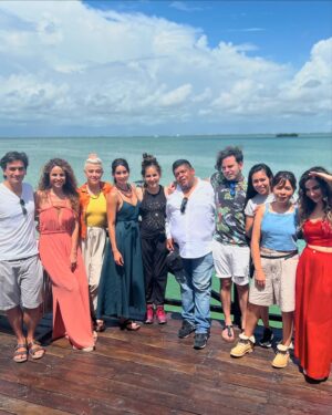Valeria Vera Instagram - Hace un año llegamos a Netflix!!! 

Aquí les dejo un poquito de esta experiencia ALUCINANTE!! 

Pueden revivirla por @netflixlat 
Gracias @perroazultv por ser lo máximo