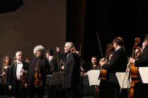 Valery Gergiev Instagram - После выступления в Сургуте.

Завтра Симфонический оркестр Мариинского театра под управлением Валерия Гергиева даст два концерта на сцене Тюменской филармонии. На первом концерте прозвучит Симфоническая сказка «Петя и волк» Сергея Прокофьева, Чтец – Валерий Гергиев, а также – Интродукция и тема для кларнета с оркестром Джоаккино Россини (солист – Никита Ваганов). На втором концерте прозвучит «Лето» Антонио Вивальди, Большой дуэт для скрипки и контрабаса с оркестром Джованни Боттезини, солисты – Лоренц Настурика-Гершовичи (скрипка) и Евгений Рыжков (контрабас), Прелюдия к «Послеполуденному отдыху Фавна» Клода Дебюсси и Симфония № 2 Сергея Рахманинова.

Автор фото – Александр Шапунов