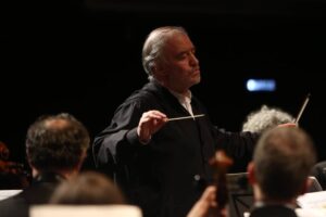 Valery Gergiev Instagram - После выступления в Сургуте.

Завтра Симфонический оркестр Мариинского театра под управлением Валерия Гергиева даст два концерта на сцене Тюменской филармонии. На первом концерте прозвучит Симфоническая сказка «Петя и волк» Сергея Прокофьева, Чтец – Валерий Гергиев, а также – Интродукция и тема для кларнета с оркестром Джоаккино Россини (солист – Никита Ваганов). На втором концерте прозвучит «Лето» Антонио Вивальди, Большой дуэт для скрипки и контрабаса с оркестром Джованни Боттезини, солисты – Лоренц Настурика-Гершовичи (скрипка) и Евгений Рыжков (контрабас), Прелюдия к «Послеполуденному отдыху Фавна» Клода Дебюсси и Симфония № 2 Сергея Рахманинова.

Автор фото – Александр Шапунов