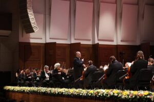 Valery Gergiev Instagram - Вчера Симфонический оркестр Мариинского театра под управлением Валерия Гергиева выступил в Новосибирске.

Сегодня коллектив выступит на сцене Сургутской филармонии. Прозвучат: Прелюдия к «Послеполуденному отдыху Фавна» Клода Дебюсси, «Итальянская» симфония Феликса Мендельсона и Концерт для скрипки с оркестром Петра Чайковского (солист – Павел Милюков). Завтра Симфонический оркестр Мариинского театра под управлением Валерия Гергиева даст два концерт в Тюмени. 
Автор фото – Александр Шапунов