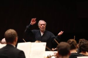 Valery Gergiev Instagram - Вчера Симфонический оркестр Мариинского театра под управлением Валерия Гергиева выступил в Новосибирске.

Сегодня коллектив выступит на сцене Сургутской филармонии. Прозвучат: Прелюдия к «Послеполуденному отдыху Фавна» Клода Дебюсси, «Итальянская» симфония Феликса Мендельсона и Концерт для скрипки с оркестром Петра Чайковского (солист – Павел Милюков). Завтра Симфонический оркестр Мариинского театра под управлением Валерия Гергиева даст два концерт в Тюмени. 
Автор фото – Александр Шапунов