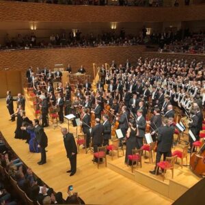 Valery Gergiev Instagram - После исполнения Симфонии № 8 Густава Малера. ⠀ 
After the Concert