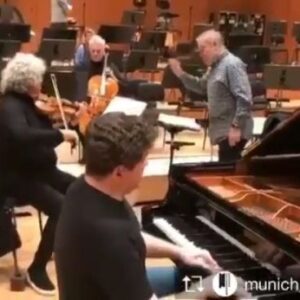 Valery Gergiev Instagram - Rehearsal ⠀ 
Репетиция

#Repost @munich_philharmonic ・・・
Just a few friends making music together! 🎶 
#spontaneousserenade #ValeryGergiev #DenisMatsuev #LorenzNasturicaHerschcowici #MichaelHell #MunichPhilharmonic #MünchnerPhilharmoniker #MPHIL