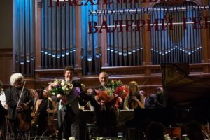Valery Gergiev Instagram - Открытие XVIII Московского Пасхального фестиваля (@easterfestival.ru) на сцене Московской государственной консерватории им. П. И. Чайковского.

Завтра коллектив выступит в Казани, во вторник – в Перми и Екатеринбурге. Затем коллектив ждут Омск, Кемерово, Томск, Новосибирск, Сургут, Тюмень, Набережные Челны, Альметьевск, Самара, Нижний Новгород, Воронеж, Рязань, Курск, Тула и Смоленск. 
9 мая, в День Великой Победы, в Москве на Поклонной горе состоится ежегодная общедоступная акция – концерт Симфонического оркестра Мариинского театра под управлением Валерия Гергиева, где с коллективом вновь выступит Денис Мацуев (@matsuevdenis) (13:00). В этот же день в 19:00 на сцене Московского концертного зала «Зарядье» (@zaryadyehall) будет представлена опера Николая Римского-Корсакова «Царская невеста» в постановке Приморской сцены Мариинского театра (@primmariinsky). ⠀ 
Автор фото – Александр Шапунов