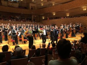 Valery Gergiev Instagram - На сцене Концертного зала #MariinskyTheatre прозвучали произведения Родиона Щедрина «Месса поминовения» и «Поэтория». Чтецом выступил Евгений Миронов. 
Также #MariinskyOrchestra под управлением Валерия Гергиева исполнил «Мученичество святого Себастьяна» Клода Дебюсси.