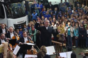 Valery Gergiev Instagram - Сегодня Симфонический оркестр Мариинского театра под управлением Валерия Гергиева выступил в Набережных Челнах и в Альметьевске, уже завтра коллектив ждут в Самаре, где музыканты дадут два концерта (18:00 и 19:30). ⠀ ⠀ 
На втором концерте на сцене Самарского академического театра оперы и балета в исполнении солистов, Хора и Симфонического оркестра Мариинского театра под управлением Валерия Гергиева в концертном исполнении прозвучит первый акт оперы Рихарда Вагнера «Тангейзер». ⠀ ⠀ 
Затем коллектив отправится в Нижний Новогород, а уже 9 мая состоится общедоступный концерт на Поклонной горе (13:00). В 19:30 солисты и Хор Приморской сцены Мариинского театра и Симфонический оркестр Мариинского театра под управлением Валерия Гергиева представят оперу Николая Андреевича Римского-Корсакова «Царская невеста» в постановке Вячеслава Стародубцева на сцене Московского концертного зала «Зарядье».
⠀  Автор фото – Александр Шапунов