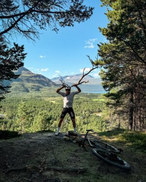 Valtteri Bottas Instagram - Gravel Adventures 🇫🇮🇳🇴

#VB77 @canyon @sramroad 

📷 myself & @tiffanycromwell