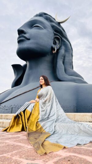 Vandana Lalwani Instagram - It was my birthday, and Adiyogi came calling. Blessed to have felt the pulse of the universe and the stillness of my soul in His majestic presence. Every step, every breath, makes you close to the divine here.

A must-visit, but there is more to Adiyogi and Sadhguru’s Isha than what meets the eye. Stay tuned as I share my memorable journey to Isha with you.

P.S.: For those who are yet to visit, there is Yogeshwar Linga in front of Adiyogi. The presence of Yogeshwar Linga is what makes Adiyogi a living entity.
Huge thank you to @kunalphingar, @indresha111 & @notso_akshat for making my trip so memorable 🙏

🎥 @akshatgujjar
Saree @hutsandlooms 
Jewellery @damak_india 
#birthday #adiyogi #ishaashram #shiva #spiritual #divine #saree #vandanalalwani
