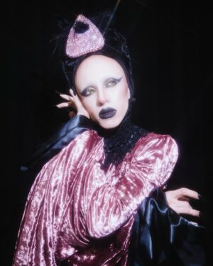 Vander von Odd Instagram - By @sidewalkkilla on the floor or @rupaulsdragcon ✨🖤✨

Gown, turban, and 💎 by me 🪡
Lace choker by @silversarkofficial