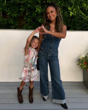 Vanessa Lachey Instagram - A year ago today, a “Swiftie” was born! Brooklyn really didn’t understand the impact of her music and had never been to a concert in a stadium! The look in her eyes was one I will never forget. She respected the showmanship, the lights, the music vibrations, the storytelling and colors. We talked about Taylor’s work ethic, what it must have been like to get where she is and have 70k people singing along to her songs. I saw Brooklyn think of her own guitar lessons (that she loves and picked up before knowing Taylor). She felt the Love of music that Nick and I share… she was just in awe. As her Mama, I love this little music journey we get to have together! I also can’t wait for her first boyband crush!!! I got you, B and I follow the band’s tour with you! Haha! #BandAids 😏❤️

Thank You @people & @sofi for this Mommy Daughter moment last year! 👯‍♀️