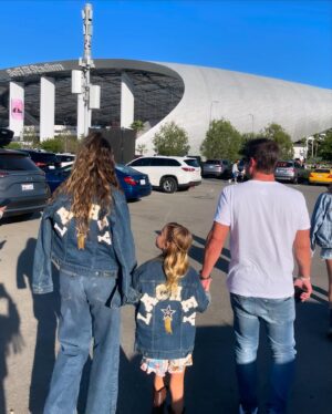 Vanessa Lachey Instagram - A year ago today, a “Swiftie” was born! Brooklyn really didn’t understand the impact of her music and had never been to a concert in a stadium! The look in her eyes was one I will never forget. She respected the showmanship, the lights, the music vibrations, the storytelling and colors. We talked about Taylor’s work ethic, what it must have been like to get where she is and have 70k people singing along to her songs. I saw Brooklyn think of her own guitar lessons (that she loves and picked up before knowing Taylor). She felt the Love of music that Nick and I share… she was just in awe. As her Mama, I love this little music journey we get to have together! I also can’t wait for her first boyband crush!!! I got you, B and I follow the band’s tour with you! Haha! #BandAids 😏❤️

Thank You @people & @sofi for this Mommy Daughter moment last year! 👯‍♀️