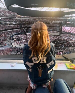 Vanessa Lachey Instagram - A year ago today, a “Swiftie” was born! Brooklyn really didn’t understand the impact of her music and had never been to a concert in a stadium! The look in her eyes was one I will never forget. She respected the showmanship, the lights, the music vibrations, the storytelling and colors. We talked about Taylor’s work ethic, what it must have been like to get where she is and have 70k people singing along to her songs. I saw Brooklyn think of her own guitar lessons (that she loves and picked up before knowing Taylor). She felt the Love of music that Nick and I share… she was just in awe. As her Mama, I love this little music journey we get to have together! I also can’t wait for her first boyband crush!!! I got you, B and I follow the band’s tour with you! Haha! #BandAids 😏❤️

Thank You @people & @sofi for this Mommy Daughter moment last year! 👯‍♀️
