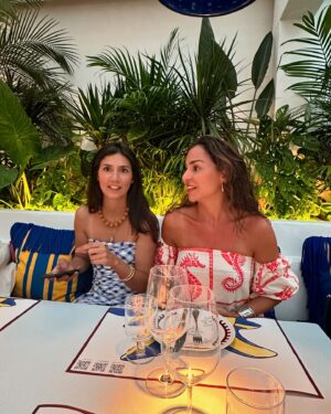 Vanessa Martins Instagram - Num dos poucos almoços que fazemos para falar de trabalho decidimos que precisaríamos de estar mais tempo juntas a falar de trabalho 😂 combinámos lá fomos nós. Saímos de Lisboa às 10h30 da manhã de 2a feira e voltámos na 3a feira às 19h. Partilhamos ideias, medos, inseguranças, alegrias e ambições. Somos donas/criadoras dos nossos negócios e admiramos o trabalho de cada uma. Falamos abertamente sobre tudo de cada marca. Não há segredos. Há a vontade de todas vencermos e de partilhar as ideias e estratégias para que também possam crescer. Não competimos. Somos amigas com negócios próprios e com sonhos gigantes!!! Sou muito fã delas. Ficou a promessa de repetirmos.  @independente.comporta obrigada por nos receberem, voltaremos!
@marisasmatos @siennainspo @joanajoes @conscious_thelabel