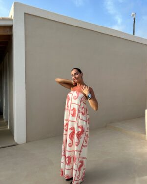 Vanessa Martins Instagram - 5 dias 4 looks 😂 o look do primeiro dia não fotografei, sorry. 
Mas estes são looks que me fizeram sentir sempre bonita na hora de ir jantar fora. 
1o, 2o, 3o @siennainspo sempre com muita presença no meu armário de vacaciones 
E o último conjunto da @ummer_collection que foi um sucesso também. 
Passeei por Formentera com marcas Portuguesas que tanto adoro 🥰

Qual é o vosso preferido?