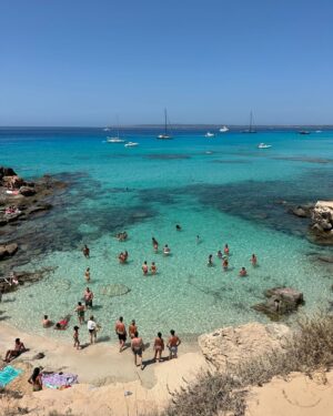 Vanessa Martins Instagram - Vim para a minha ilha preferida com a minha pessoa preferida. Que felicidade ter tudo o que preciso para ser feliz na mesma pessoa. Os dias são quentes como a noite. A temperatura da água é sempre incrível…Formentera é uma ilha mágica. ❤️