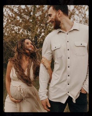 Vanessa Morgan Instagram - So in love with this man, our family of 4 coming this month. 🤰🏽#2 🫶🏽 Suprise! Thank you GOD. 

📷 @jordanvoth
