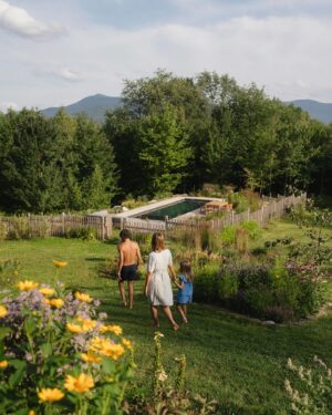 Vanessa Pilon Instagram - C’est juste moi ou c’est en train de devenir un petit paradis fleuri, par ici? 🥹🌻

On est ravis de l’ajout du magnifique mobilier de @humblenature_hn , une entreprise d’ici.

Pour l’anecdote: Nous étions voisins d’Humble Nature lorsque nous habitions à Rougemont!
J’admire depuis longtemps la qualité exceptionnelle du mobilier, fabriqué ici, et fait pour durer. Retrouver leurs meubles chez nous est un rêve devenu réalité! 

On a choisi la ligne « Vivere », parce qu’on trouvait que lignes simples et intemporelles étaient le parfait ajout dans l’environnement autour de la piscine. L’utilisation du bois et de matériaux durables est tout à fait cohérent avec la nature environnante. 

C’est tellement un bonheur de façonner doucement cet espace de vie.

On en profite chaque jour, avec le coeur rempli de gratitude. 🥲✨

#partenariat 

 📸 par @guillaume.stamand et @cam_ds