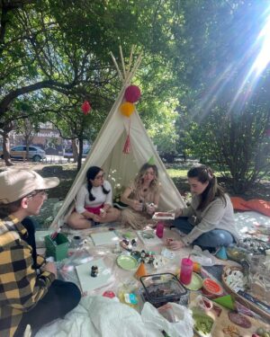 Vanessa Rubio Instagram - Birthday celebration in the park for a flower child and we all got flowery 🌻🌸🌼