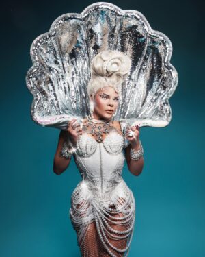 Vanessa Vanjie Mateo Instagram - Miss Clamjie ⚪️ Sister Pearly ⚪️ 

@cazias turned this outtttt 💕 we did my last fitting the night before the “magic school bus” came to pick me up for “school” and I teared up when I saw the final outcome 😢😩😂 must’ve been the outfit got me emotional again on the main stage lol wouldn’t have came back without working with the ppl who have been with me since day 1!! Love yall!! 

@hassoon_7 @wigsbyhassoon swooped me up for the live action Ariel lol xoxo love you hoe!

The inspo photo was Gaga in her paparazzi video with that lavender wig and horse. We took that wittle idea and then here she came Miss Clamjie xoxo

Photography @marco_ovando 
Edited by @marioernun 
Hair @hassoon_7 @wigsbyhassoon 
Clam, Outfit, tights the werqs @cazias