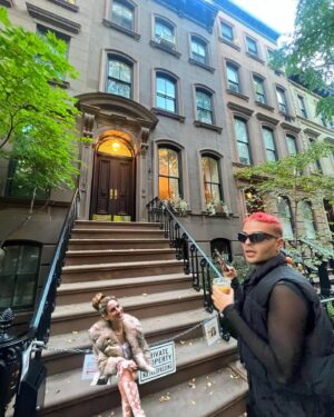 Vanessa Vanjie Mateo Instagram - Child people don’t care if it’s private property or not. They gonna sit on those steps. Getting that quick pic @sarahjessicaparker

@guvanchprivate thanks for the reminder! 😂