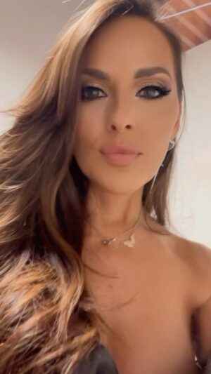 Vanessa Villela Instagram - Feliz Lunes Familia! A cumplir sueños esta semana🤩🥰✨🦋✨

happy Monday, FAMILIA! Let’s make our dreams a reality🦋✨❤️

Necklace: The Wave of Love 🦋 available in VanessaVillela.com
Earrings by @thepop.group @frouyork 🤩 
Glam by the incredible @eliaraadelia 💙💄⭐️
Hair color by @carloshairstylist_ 🩵🎨⭐️