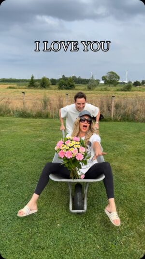 Vanessa van Cartier Instagram - #proposal #flowers #funny #laugh #comedy #explorepage✨ #iloveyou #scream #voice #deepvoice #garden #foryou #fypシ #viral