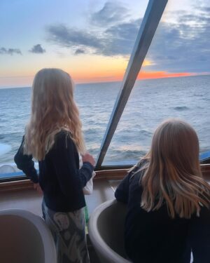 Vappu Pimiä Instagram - Olipas meillä jälleen mahtava, perinteinen risteily ystäväperheen kanssa. Risteilty on jo 11 vuotta putkeen ja siinä missä ennen viihdyttiin pallomeressä ja Junibackenissa, niin nyt kierretään kaikki laivan kaupat ja Tukholmassa pyhiinvaelluskohteina mm. Sephora ja Lululemon. Kiitos seuralaisille ja kiitos Silja Serenade ja sen mahtava henkilökunta!🥰❤️🙏🛳️ #risteily #friendsandfamily #perinne