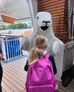 Vappu Pimiä Instagram - Olipas meillä jälleen mahtava, perinteinen risteily ystäväperheen kanssa. Risteilty on jo 11 vuotta putkeen ja siinä missä ennen viihdyttiin pallomeressä ja Junibackenissa, niin nyt kierretään kaikki laivan kaupat ja Tukholmassa pyhiinvaelluskohteina mm. Sephora ja Lululemon. Kiitos seuralaisille ja kiitos Silja Serenade ja sen mahtava henkilökunta!🥰❤️🙏🛳️ #risteily #friendsandfamily #perinne