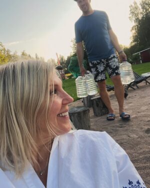 Vappu Pimiä Instagram - Borta bra men hemma best! 🥰 Tässä tuli viimeiseen neljään päivään hurautettua Salo-Vantaa-Tampere-Joroinen-Kuopio-Tampere-Salo reitti. Oli juhlaa mimmien kanssa, rauhoittumista Erkin kera ja huvittelua perheen kesken. Nyt on kiva vaan kastella kukkia, keitellä ketsuppia ja hilloja muutama päivä mökillä ennen seuraavia lomaseikkailuja. Ja ekana tietty telttasauna!😍👌 #loma #metsolat