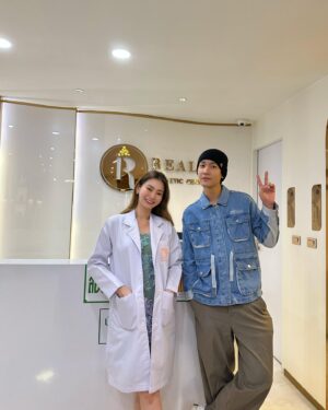 Varodom Khemmonta Instagram - เช้าทำงาน เย็นมาเสริมหล่อ @annaphianthanaphak คุณหมอดูแลดีมากก #realsaestheticcenter