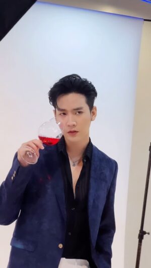 Varodom Khemmonta Instagram - น้ำแดงในแก้วไวน์ นี้โชยมาเลย #เฟื่องนคร