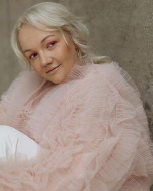Varvara Shcherbakova Instagram - Зефирку вам💗

Я вообще-то не люблю фотографироваться, честное слово! Но тут мне какая-то вожжа под хвост попала) я собрала девчонок, создала чат и, единственное, что спросила, есть ли парковка возле студии))

Одно удовольствие - работать с людьми, которым работать в удовольствие! Самые талантливые, настоящие профессионалы, помимо всего прочего, умницы и красавицы! Вот они все слева направо:

Photo: @anngorrbacheva
Muah: @ilonamakeup 
Style: @lazareva_.k