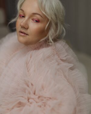 Varvara Shcherbakova Instagram - Зефирку вам💗

Я вообще-то не люблю фотографироваться, честное слово! Но тут мне какая-то вожжа под хвост попала) я собрала девчонок, создала чат и, единственное, что спросила, есть ли парковка возле студии))

Одно удовольствие - работать с людьми, которым работать в удовольствие! Самые талантливые, настоящие профессионалы, помимо всего прочего, умницы и красавицы! Вот они все слева направо:

Photo: @anngorrbacheva
Muah: @ilonamakeup 
Style: @lazareva_.k