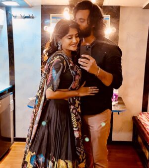 Vasanthi Krishnan Instagram - I love my forehead kisses 😘.

I love my king to the moon and back ❤️😍😘
🧿🪬
.
.
Desginer @merakidesignerstudio.narsingi 👗❤️🦋🤍
.
.
#instrgram #vk #couplegoals❤ #vasanthikrishnan #trending #pk #instagood #instamood #nature #love #loveyou #picoftheday📷 #instalike #desginerwear