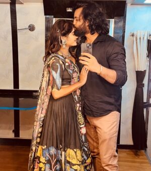 Vasanthi Krishnan Instagram - I love my forehead kisses 😘.

I love my king to the moon and back ❤️😍😘
🧿🪬
.
.
Desginer @merakidesignerstudio.narsingi 👗❤️🦋🤍
.
.
#instrgram #vk #couplegoals❤ #vasanthikrishnan #trending #pk #instagood #instamood #nature #love #loveyou #picoftheday📷 #instalike #desginerwear