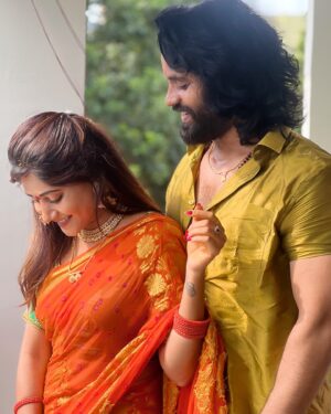 Vasanthi Krishnan Instagram - Two hearts in love, need no words❤️❤️
.
.
.
.
@pawan_kalyan47 🥰

#instragram #instagood #instalike #vk #vasanthikrishnan #pk #instadaily #instafashion #love #lovelife #cutecouples #picoftheday📷 #instapic #southindianjewellery #pawan_kalyan47