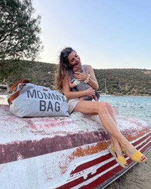 Vasiliki Troufakou Instagram - Άλλος με τη βάρκα μας;🚤
Ελάτε παιδιά βάζουμε στη Mommy bag της Childhome τα απαραίτητα και φύγαμε.

Ps: και για τις extra εκδρομικές μαμάδες έχει και στρωματάκι αλλαγής για κάθε περίσταση! 💩

#mommybag #childhome #lapinbebe #lapinhouse #babyessentials