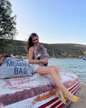 Vasiliki Troufakou Instagram - Άλλος με τη βάρκα μας;🚤
Ελάτε παιδιά βάζουμε στη Mommy bag της Childhome τα απαραίτητα και φύγαμε.

Ps: και για τις extra εκδρομικές μαμάδες έχει και στρωματάκι αλλαγής για κάθε περίσταση! 💩

#mommybag #childhome #lapinbebe #lapinhouse #babyessentials