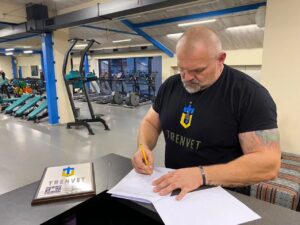 Vasyl Virastyuk Instagram - ДО РОДИНИ Trenvet UA ДОЛУЧИЛАСЬ ЗАКАРПАТСЬКА ОБЛАСТЬ 📌
 ✅ одразу дві мережі тренажерних залів @viper gym та @dart підписали меморандум📝 про співпрацю з Федерація стронгмену України та Звитяга Нескорених щодо реабілітації ветеранів та військовослужбовців через фізичну культуру та спорт💪

  Висловлюю особливу повагу та дякую за сприяння в підписанні Михайло Гал та Роман Зажирко 🤝🤝🤝