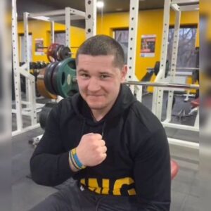 Vasyl Virastyuk Instagram - ♿чи знаємо ми🤔.. чи знаєте ви друзяки🤔, наскільки складно психологічно і фізично ветерану (після поранення, ампутації...) вийти в "люди" (тобто з дому), а більше того ще й потрапити до тренажерної зали чи фізкультурно-оздоровчого комплексу..⁉️ 
 ✔️Вадим Гільчук @s_vadimko_w (22 роки), ДПСУ🇺🇦 Державна прикордонна служба України, поранення отримав в наслідок прильоту 120-ї міни в м. Бахмут📌, ампутація двух нижніх кінцівок🦿🦿
Періодично відвідує тренування (під наглядом Андрія Бурштина @andrey_vipgym ), бере участь в комплексних заходах для ветеранів та військовослужбовців🫡
 🔸Знайти себе в мирному житті, "соціалізуватись", вести життя активно, фізична культура і спорт, робота та ПЕРЕМОГА над собою✊.. ось про що @trenvet.ua @fsu_strong 

  Долучайтесь до команди однодумців, та будьте сильними як духом так і фізично‼️