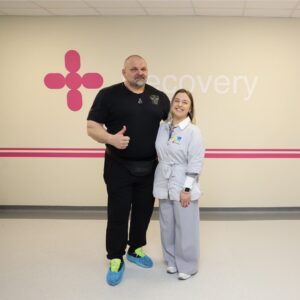 Vasyl Virastyuk Instagram - Найсильніші підтримують найсильніших💪🏻

Василь Вірастюк відвідав захисників і захисниць України, які проходять реабілітацію в одеському центрі RECOVERY.

@vasylvirastyuk , дякуємо за зустріч, що надихнула і пацієнтів, і всю нашу команду.