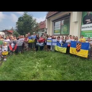 Vasyl Virastyuk Instagram - ВПО (переселенці) нашого 87-го округу, з Бахмуту, Херсону, Донецька, Луганська, Маріуполя, Дніпра, Миколаєва, Запоріжжя та інших міст України.. вітають вас з Днем незалежності ✊🕊️🇺🇦