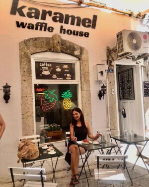 Veda Yurtsever Instagram - Alaçatı Alaçatı olalı böyle haysiyetli bir günah görmedi, o waffle’ı sonuna kadar yedim, Allaaamm çok güzeldi, sen beni affettt🧿🙏😻 @karamelwafflehouse  #alaçatı #waffle