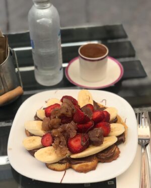 Veda Yurtsever Instagram - Alaçatı Alaçatı olalı böyle haysiyetli bir günah görmedi, o waffle’ı sonuna kadar yedim, Allaaamm çok güzeldi, sen beni affettt🧿🙏😻 @karamelwafflehouse  #alaçatı #waffle