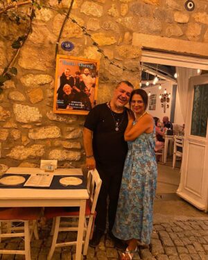 Veda Yurtsever Instagram - Ben gene Sığacık @no17elcinmeyhane ‘de arkadaşlarımla eğlenmeye gittim, üstelik @baba_aheng gurubunun solisti canım Barış’ın ve perküsyon ustası Ufuk’un doğum gününe denk geldik. Gene çok güzel bir akşam oldu, biz 9 kız çok eğlendik. Şahane insanlar var o mekanda, mekana yakışan, her birine tek tek teşekkür ediyorum. Barış ve Ufuk varlığınız varlığımıza armağandır🎂🧿🙏😻 @baris_aydin_babaaheng  @baba_aheng ( @erdenksibel ve @bariserdenk yokluğunuz belliydi)… çok teşekkür ederiz @no17elcinmeyhane , seviyoruz hepinizi. ( epey oynadık hatta utanmadan karadeniz bile denedim) 🌺😻