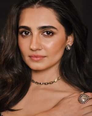 Vedika Pinto Instagram - Last minute look hustling with my @saanchigilani 🖤

Wearing @jade_bymk and @roopavohrafinejewellery 
Ring @tyaanijewellery 
Photographed by @infinityprojkt 
Dolled up by @vibhagusain @hairbyprem