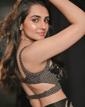 Vedika Pinto Instagram - Last minute look hustling with my @saanchigilani 🖤

Wearing @jade_bymk and @roopavohrafinejewellery 
Ring @tyaanijewellery 
Photographed by @infinityprojkt 
Dolled up by @vibhagusain @hairbyprem
