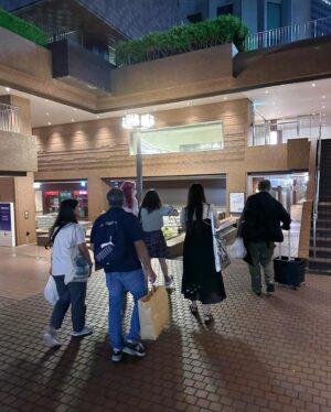 Venus Palermo Instagram - Hello Fangels ╰(*´︶`*)╯♡🪽　
Today I want to tell you about the Tokyo Spring Homeless Patrol in Shinjuku. It is a group where people can volunteer to prepare and give out food to homeless people. You can go alone or with friends. You can meet all kinds of people. 🌍
This time @sancty (Sarah 🐰) invited me 
In times when ALL of your problems seem to be VERY big, it can be awesome to get out of your own head and see that you are just a tiny speck in the universe 🌌And how cool that is ⭐️🪽It is important to help others and give back! ❣️
If you want to donate or take part check the Facebook group Tokyo Spring Homeless Patrol! I heard they are low on volunteers (・ω・)ノ and you can follow the group/community here and stay updated with ‘em ⭐️ @tokyospringhomelesspatrol