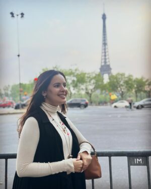 Venus Singh Instagram - From Paris…..with love ♥️
&
croissants 😋
.
#paris #parisfrance #france #eiffeltower #eiffel #cityoflove #cityoflove❤️ #europe #europetravel #love #smile #shotoniphone #evening #holiday #visitfrance #parisolympics #olympics #paris2024