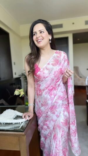 Venus Singh Instagram - Guys main samajh gayi hoon ke "aisa kya rakha hai Indore mein" 😛😂🤦🏽‍♀️
.
Aaj Mummy ki gulaabi saaree peheni hai 🌸🤍
.
#indore #indorecity #avantika #chachavidhayakhainhamare #cvhh #amazonminitv #gulabisadi #gulabisaree✨❤️ #gulabi #saaree #saareelove #pink